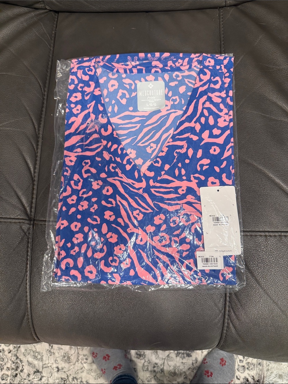 Med Couture scrub top size L **NWT**